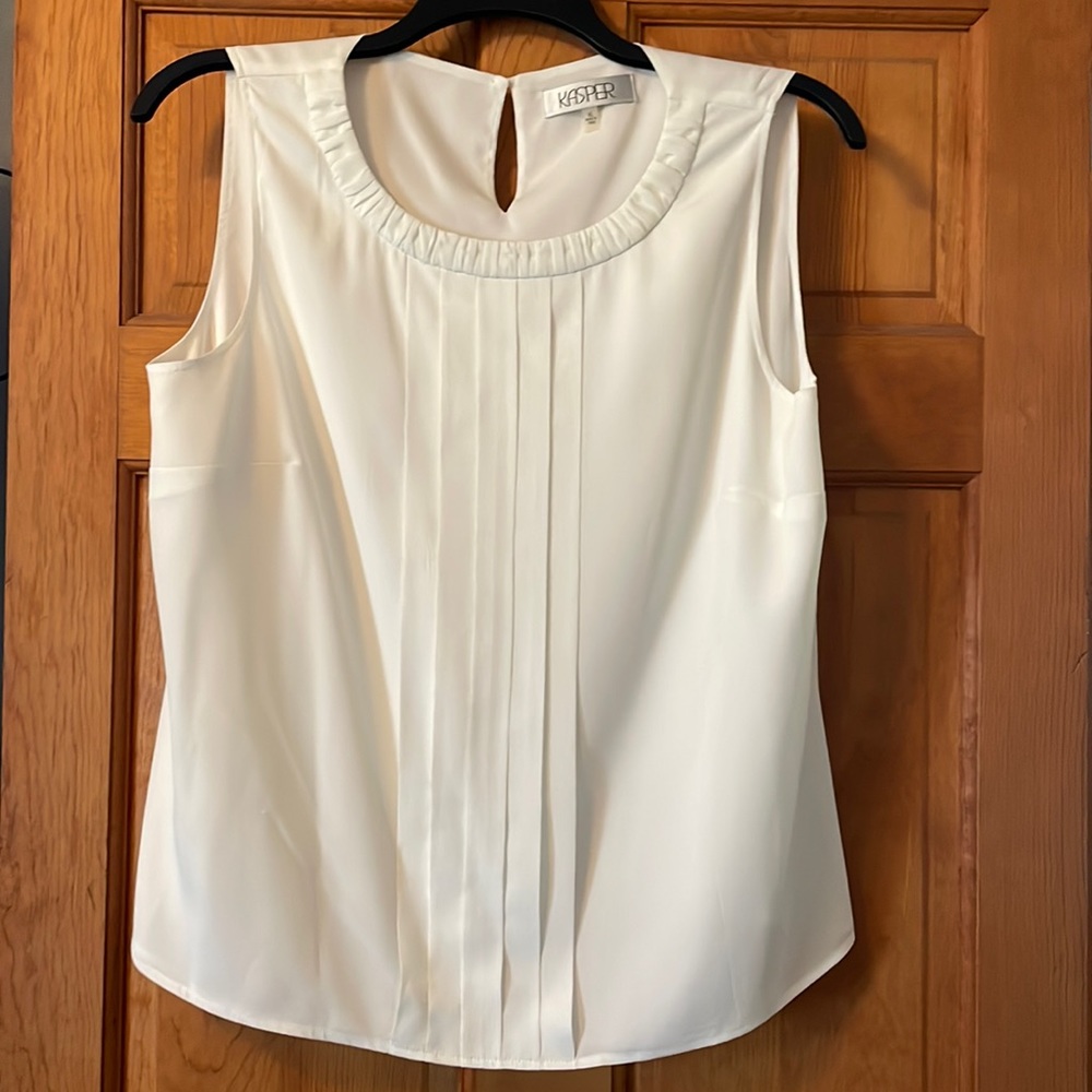 Beautiful white Casper sleeveless blouse